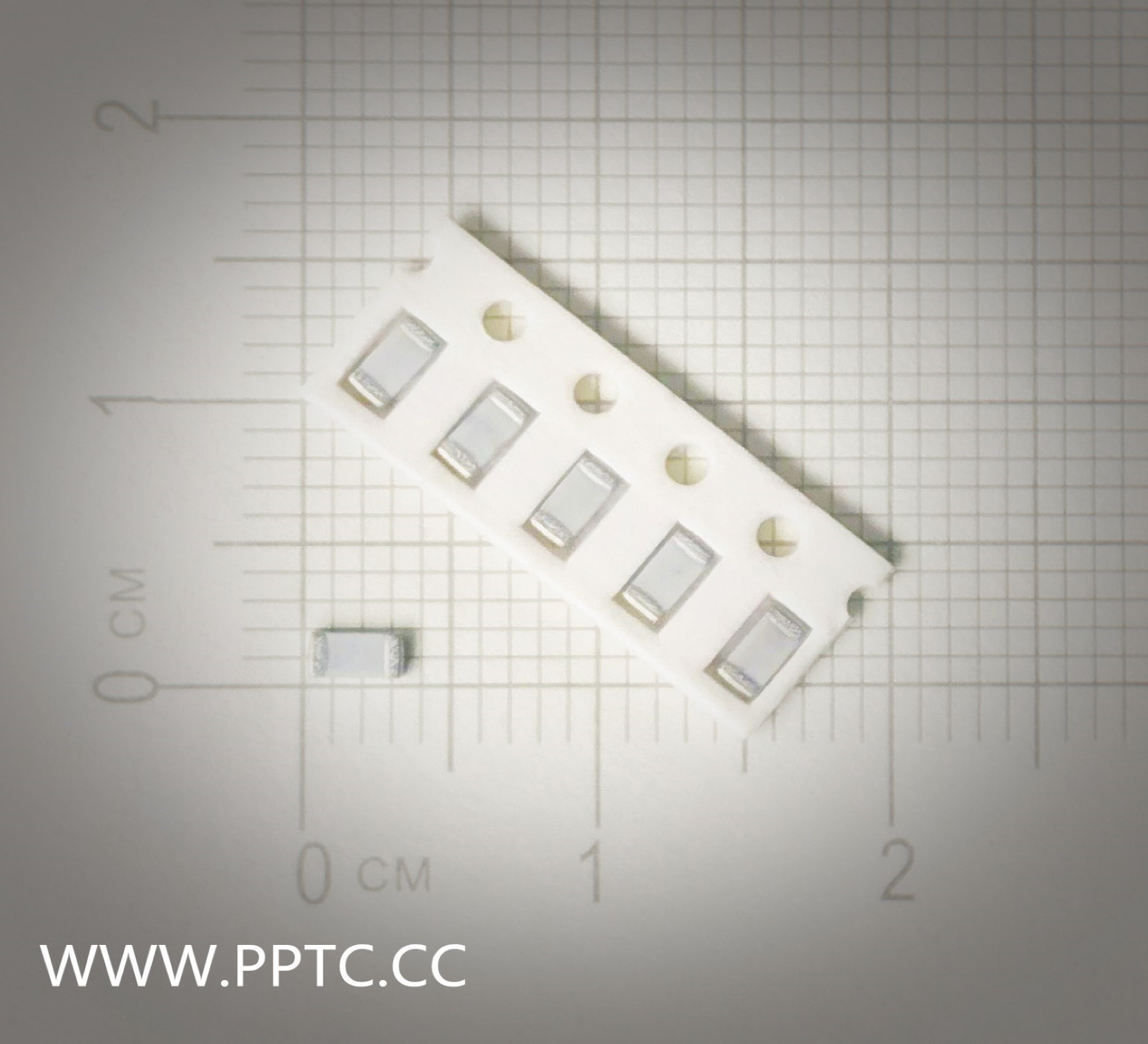 贴片陶瓷电容 1206 COG 3R3C(3.3pF)±0.25pF 额定电压:1000V 厚度:0.85mm编带